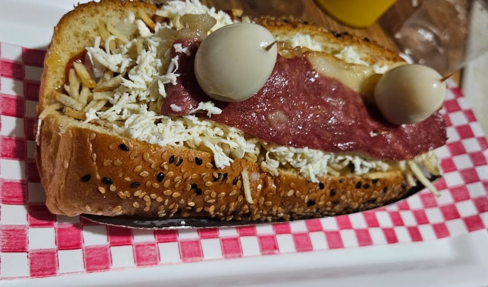 Perro Tradicional (pan brioche, salchicha, cebolla picada, papa ripio, huevos de codorniz