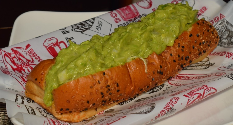 Perro con Guacamole (Pan brioche, salchicha con queso doble crema envuelta en tocineta y guacamole)