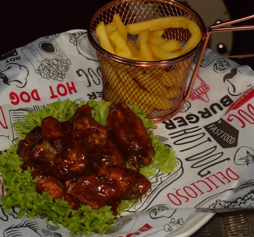Alas Rangers (porción de alas bañadas en salsa bbq, picante y porción de papa)