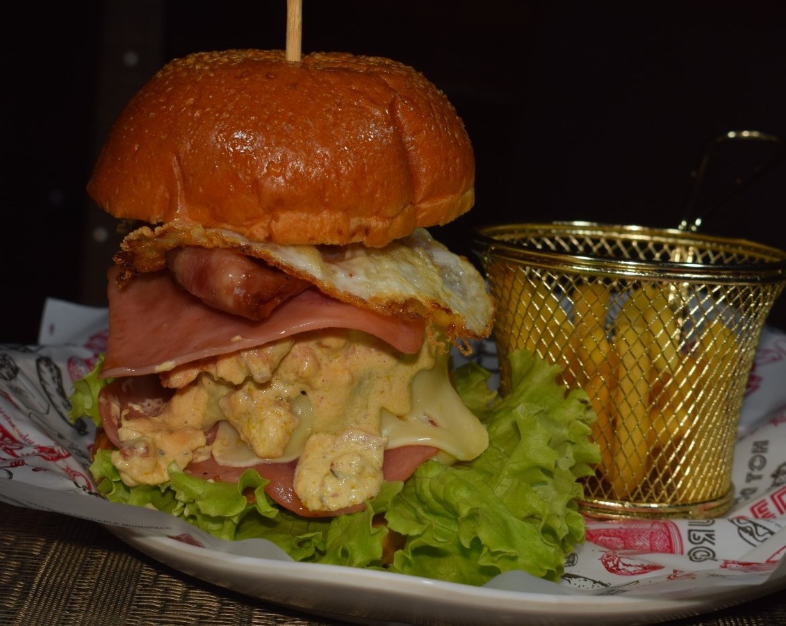London (Pan Brioche, Doble Carne, Pollo en salsa de quesos, Huevo Frito, Chorizo Ahumado, Tocineta, Doble Jamón y Queso, vegetales, porción de papa)
