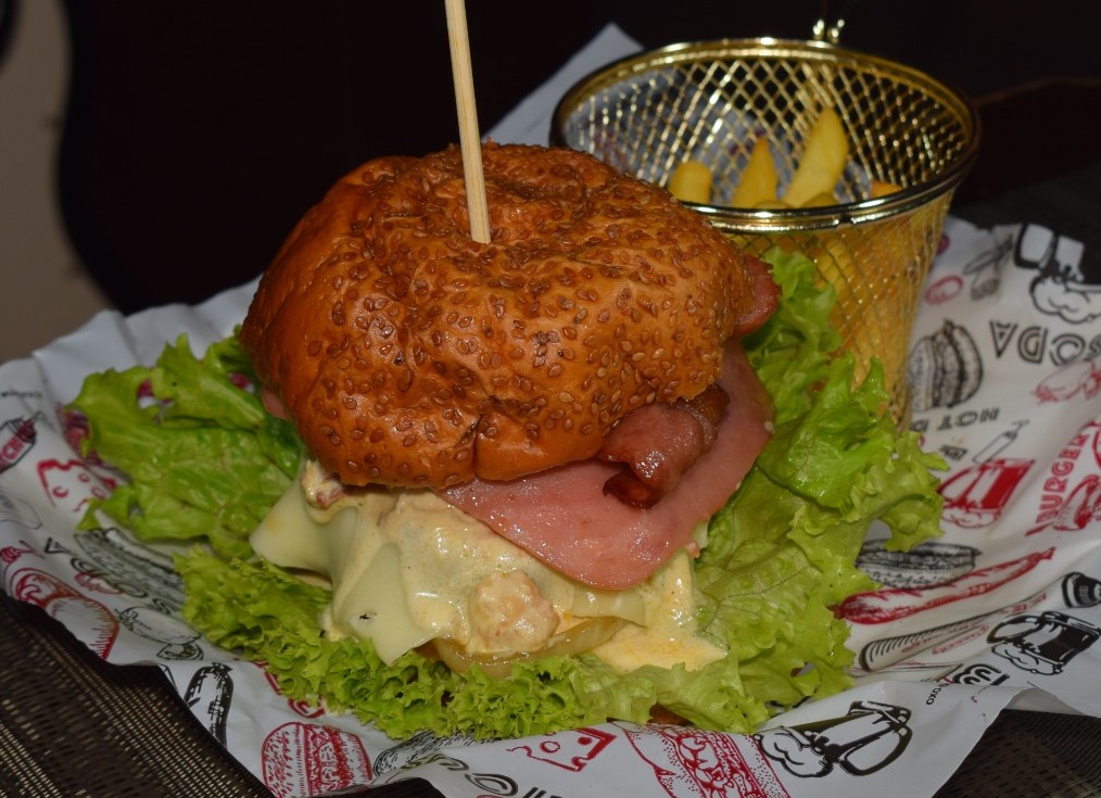 Mixta (Pan Brioche, Carne, Pollo en salsa de quesos, Tocineta, Jamón, Queso, vegetales, porción de papa)