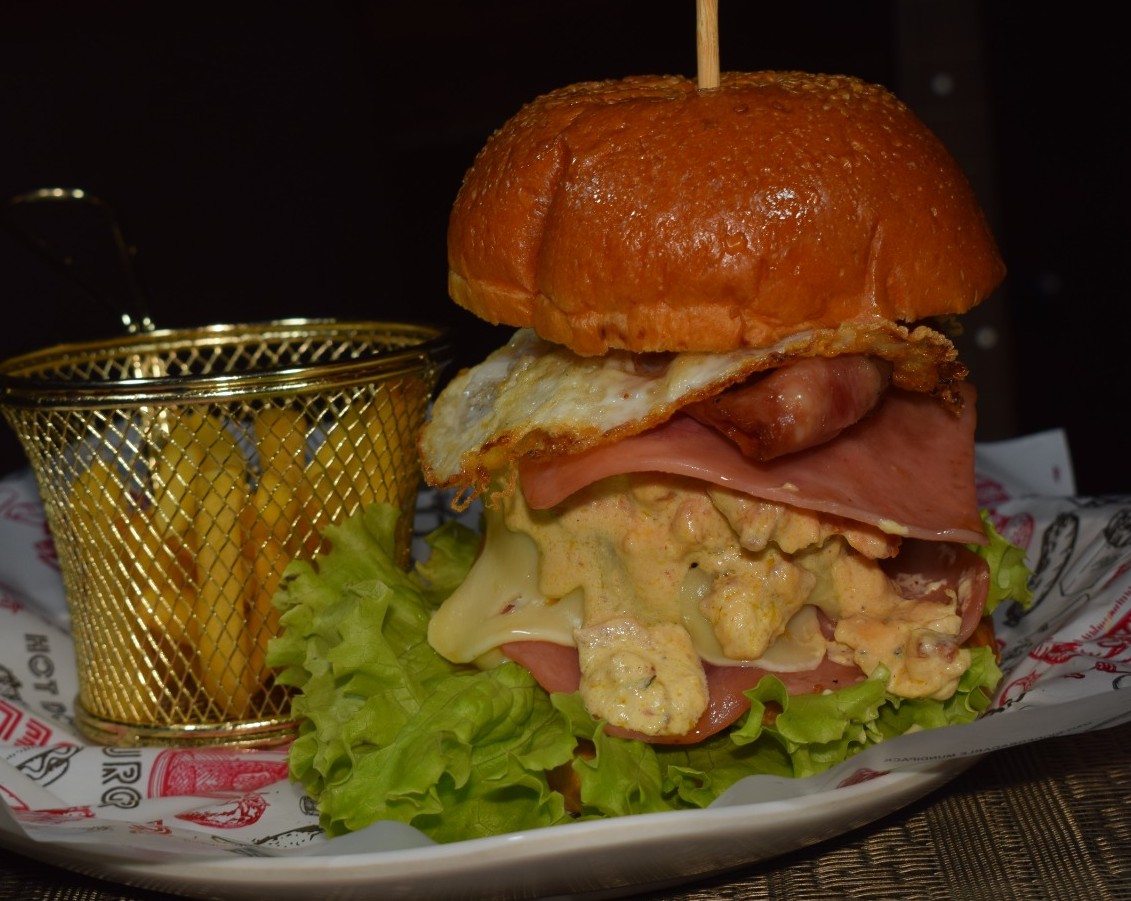 Sausage (Pan Brioche, Carne, Pollo en salsa de quesos, Huevo Frito, Chorizo Ahumado, Tocineta, Jamón, Queso, vegetales, porción de papa)