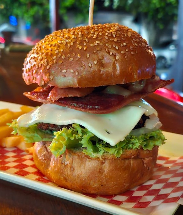 Hamburguesa Sencilla (Pan Brioche, Carne, Tocineta, Jamón, Queso, chorizo ahumado, vegetales, porción de papa.
