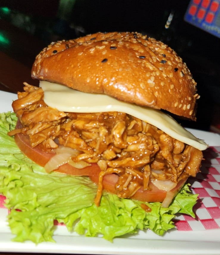 cerdo (Pan Brioche, carne de cerdo desmechada en salsa bbq, queso doble crema, vegetales y porción de papa)