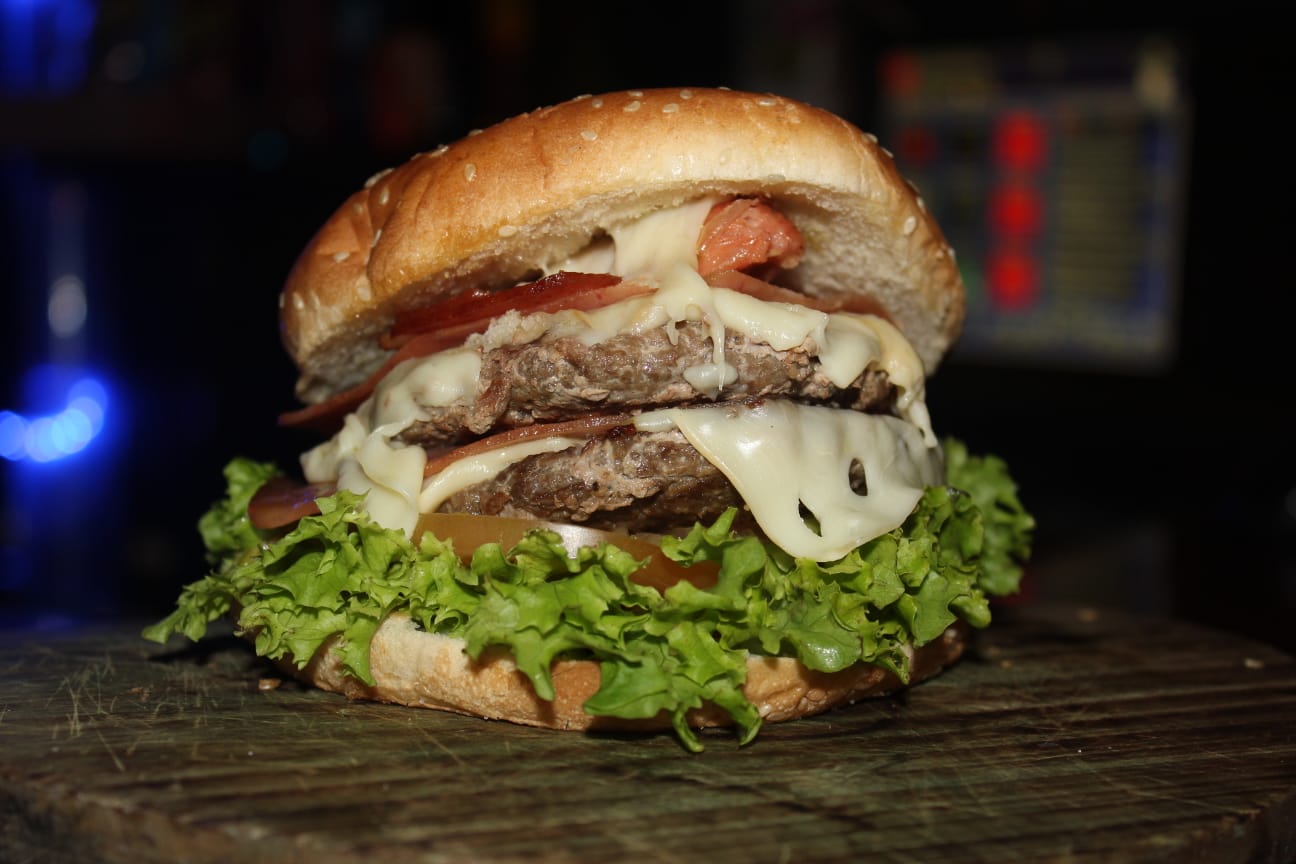 Doble Carne (Pan Brioche, Doble Carne, Tocineta, Doble Jamón y Queso, vegetales, porción de papa)
